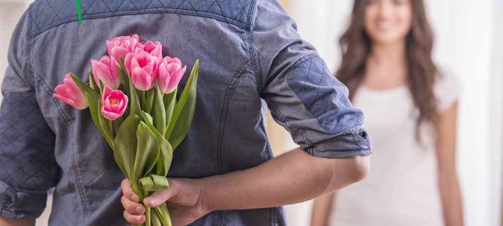 Cách tặng hoa cho bạn gái